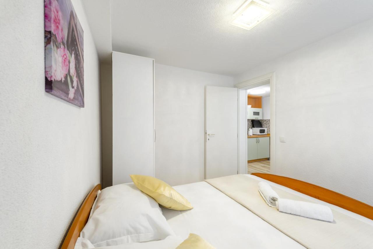 Apartments By The Sea Baska Voda, Makarska - 17570 Kültér fotó