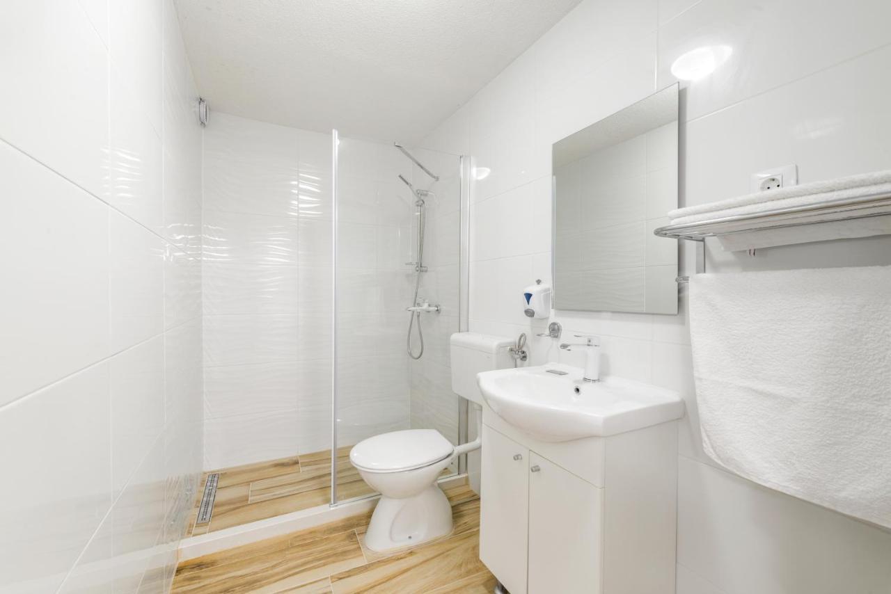 Apartments By The Sea Baska Voda, Makarska - 17570 Kültér fotó